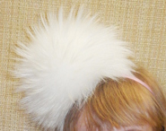 Помпон белый финский енот 21 см по перьям