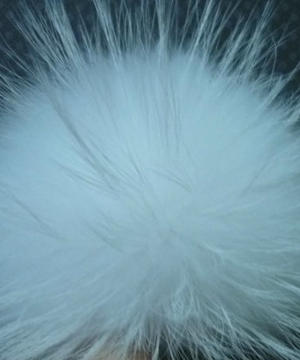 medium-Помпон белый финский енот 21 см по перьям